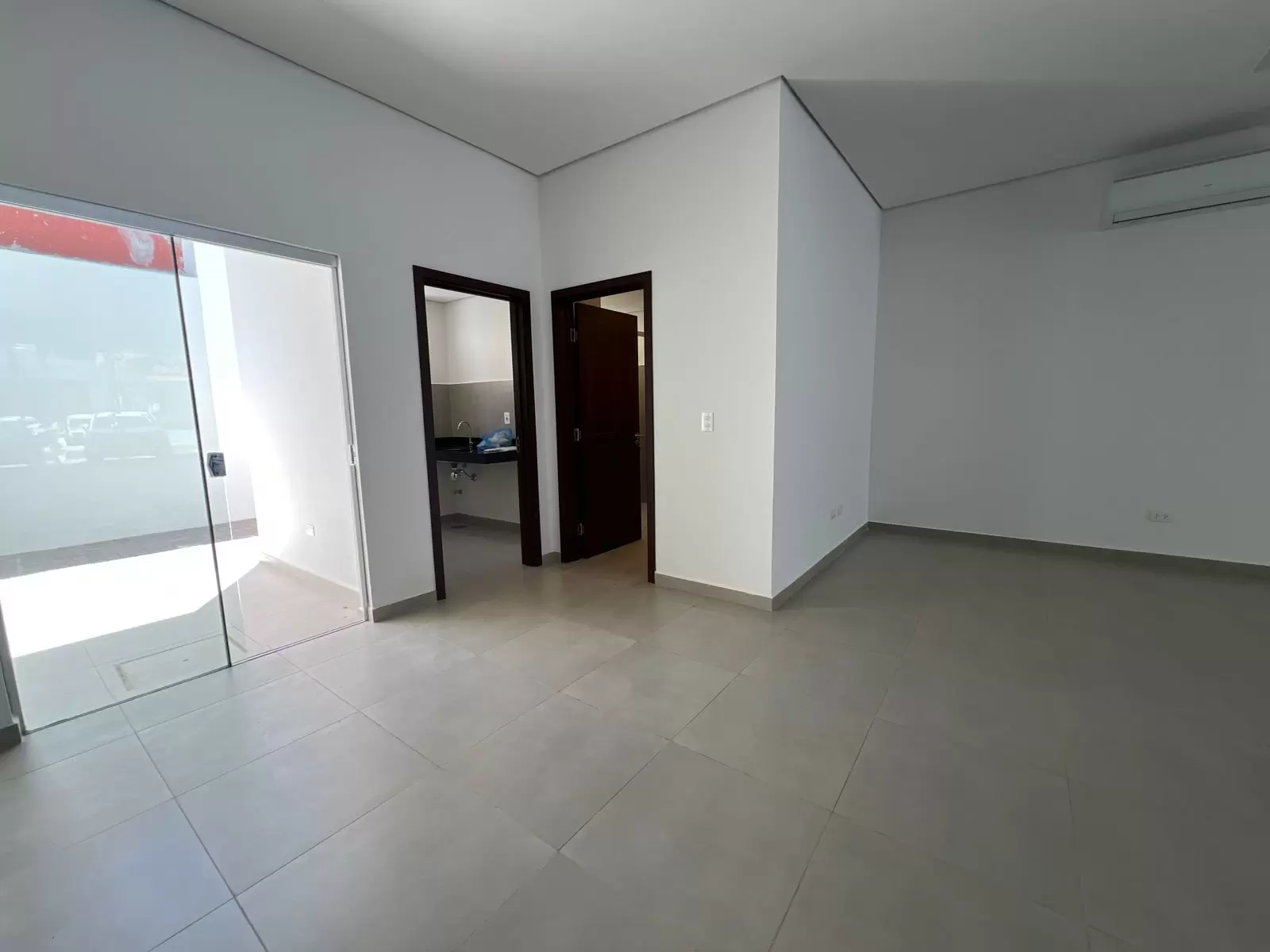 Local Comercial en Alquiler en Asunción, Amplio Showroom y Estacionamiento