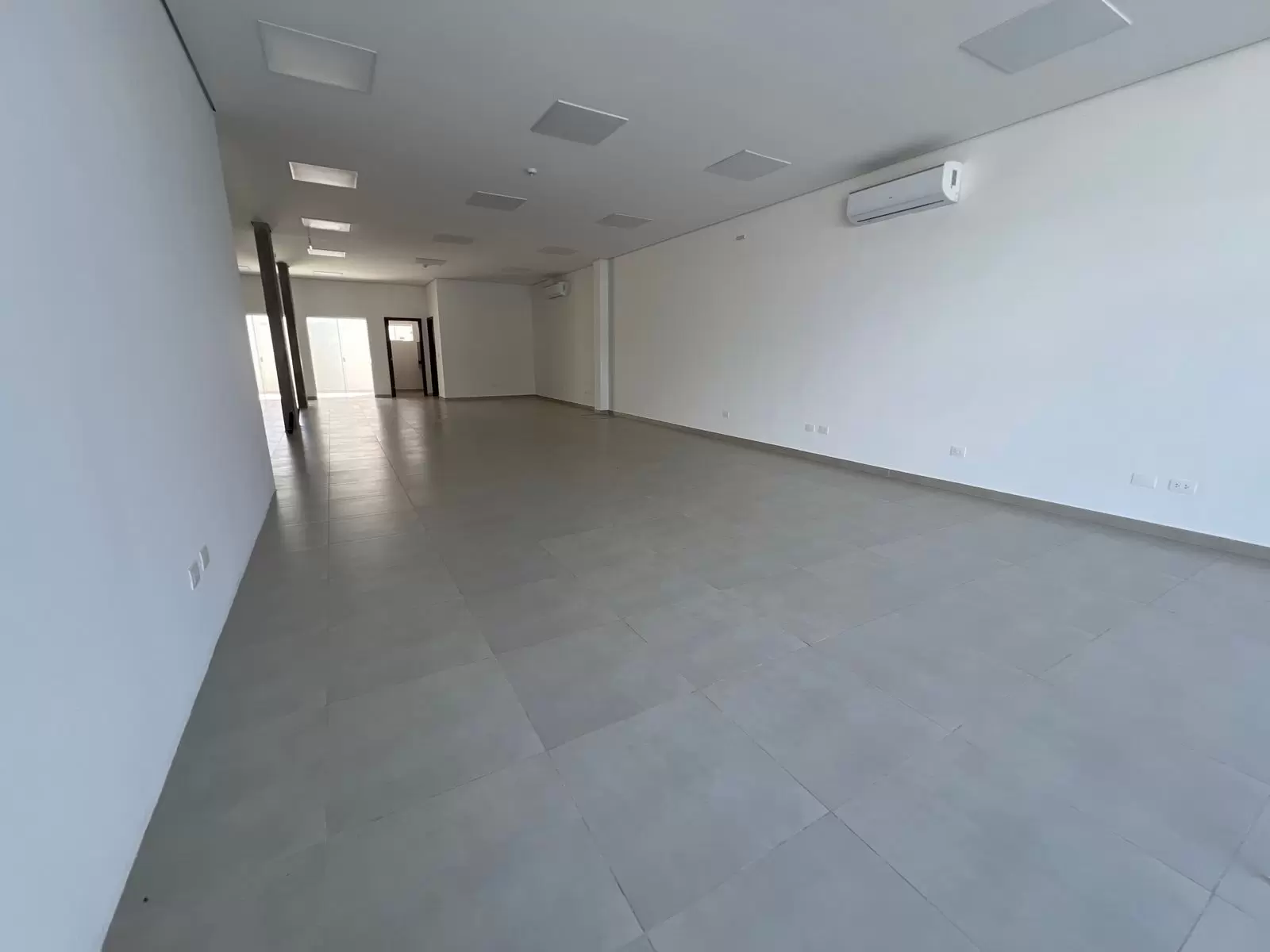 Local Comercial en Alquiler en Asunción, Amplio Showroom y Estacionamiento
