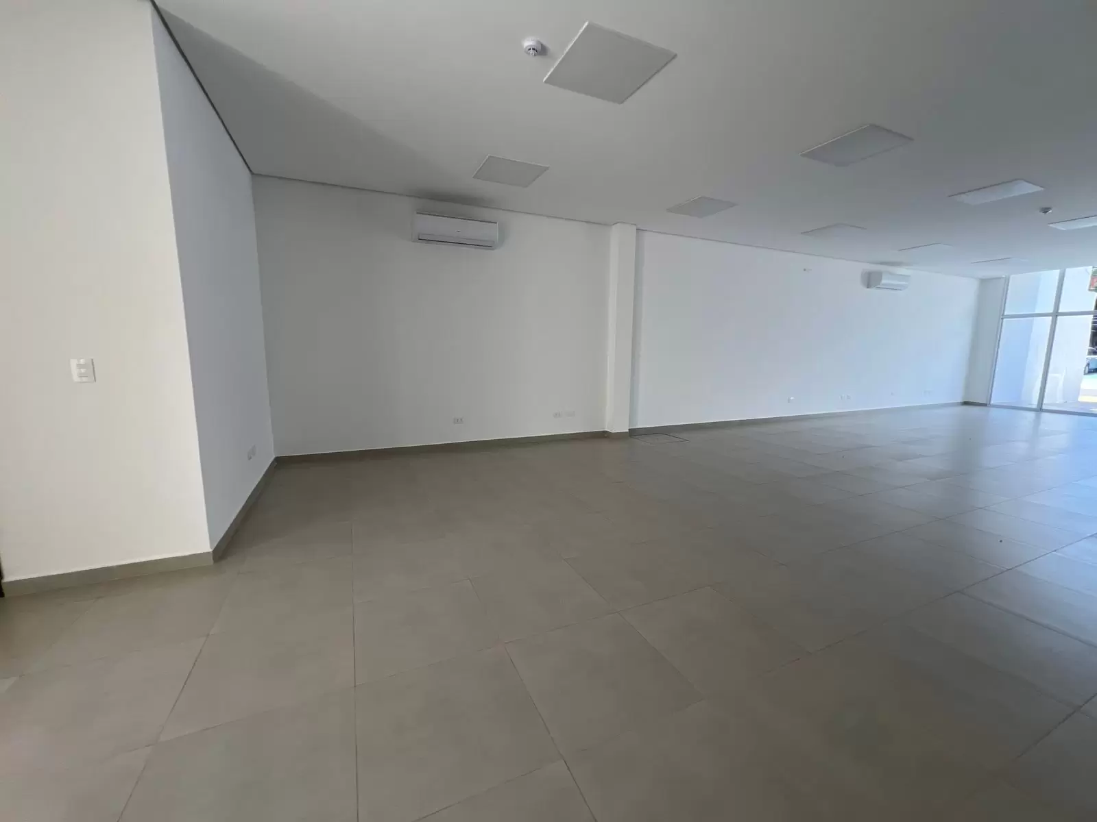 Local Comercial en Alquiler en Asunción, Amplio Showroom y Estacionamiento